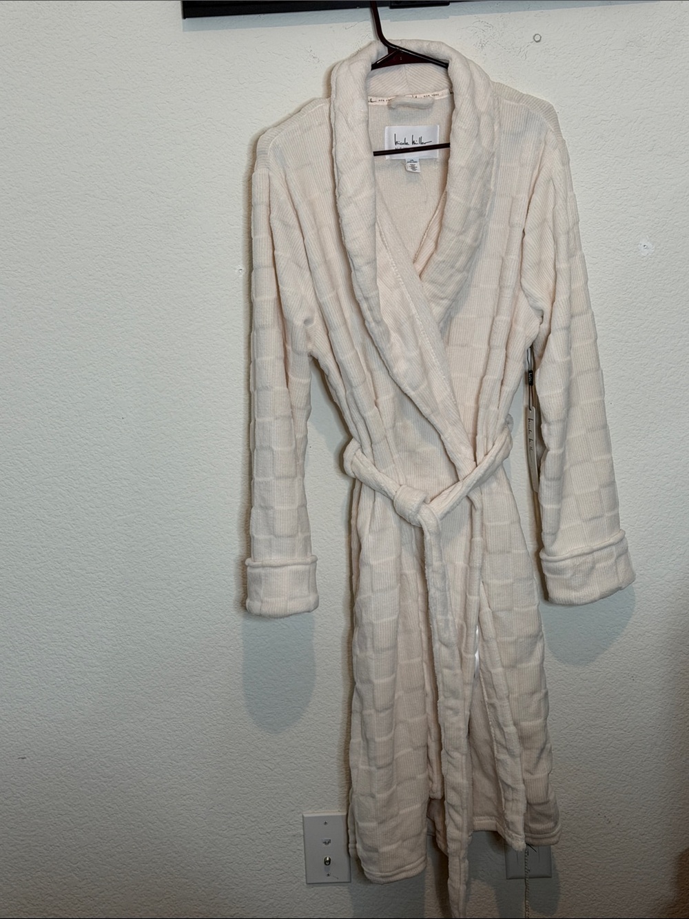 Nicole Miller Fleece Cream Shawl Collar Robe size L-XL
